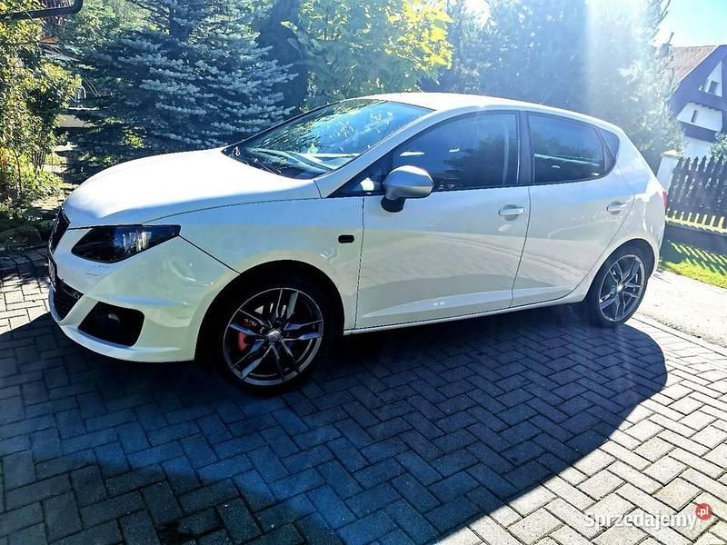 Biały Używany 2010 Seat Ibiza FR Hatchback | 26 500 zł (Drogi) - Obraz 1/4
