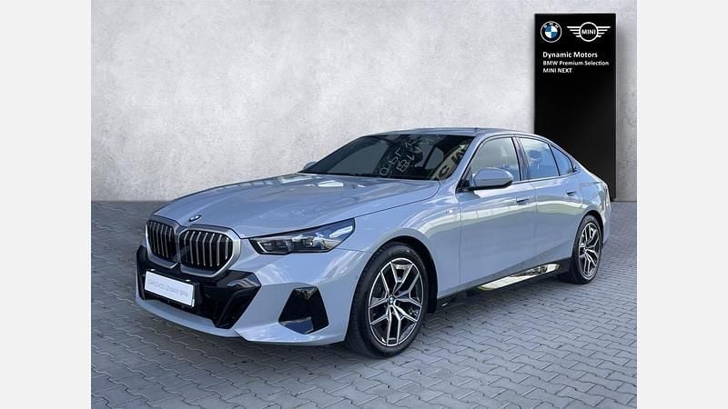 Szary brooklyn m metalizowany Używany 2025 BMW 520 Comfort Edition Sedan/Limuzyna | 254 999 zł (Dobra cena) - Obraz 1/4