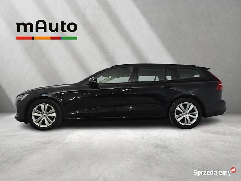 Czarny Używany 2021 Volvo V60 Momentum Kombi | 106 900 zł - Obraz 1/4