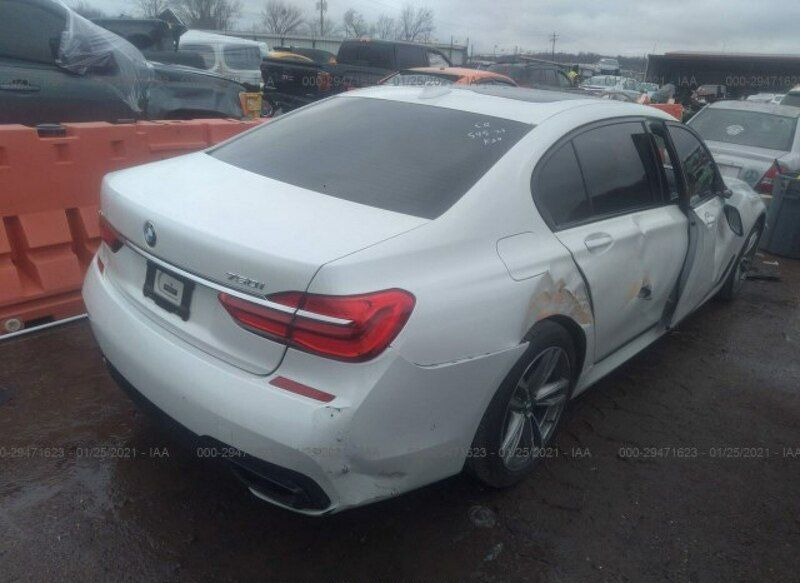 Używany BMW 750 445 KM (327 kW) 2017 Biały Sedan/Limuzyna
