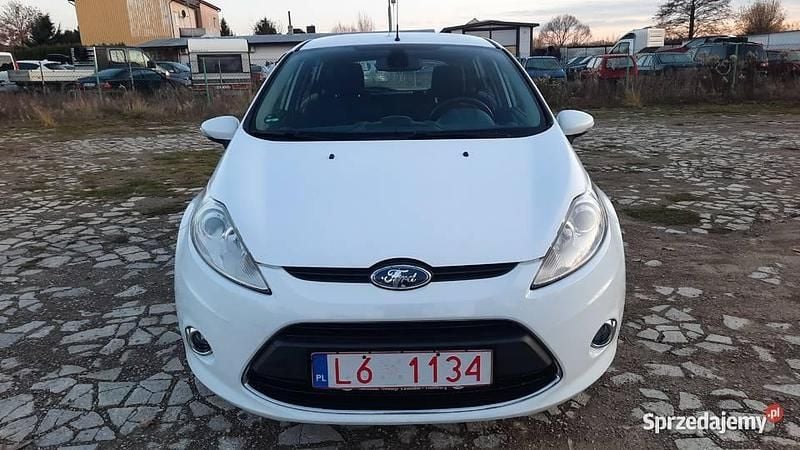 Biały Używany 2010 Ford Fiesta Hatchback | 13 900 zł (Uczciwa cena) - Obraz 1/4