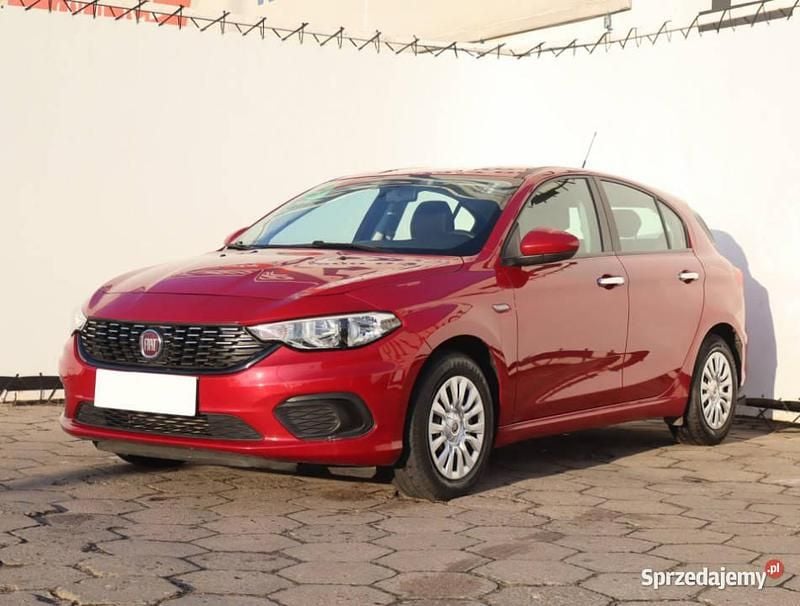 Używany Fiat Tipo 120 KM (88 kW) 2017 Czerwony Hatchback