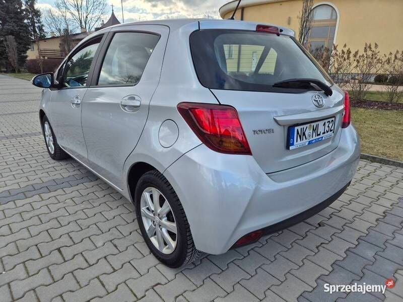 Srebrny Używany 2015 Toyota Yaris Hatchback | 34 900 zł (Uczciwa cena) - Obraz 1/4