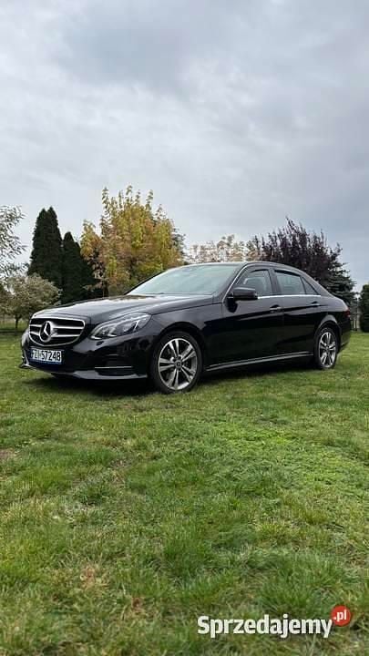 Czarny Używany 2013 Mercedes E200 Sedan/Limuzyna | 63 500 zł (Uczciwa cena) - Obraz 1/4