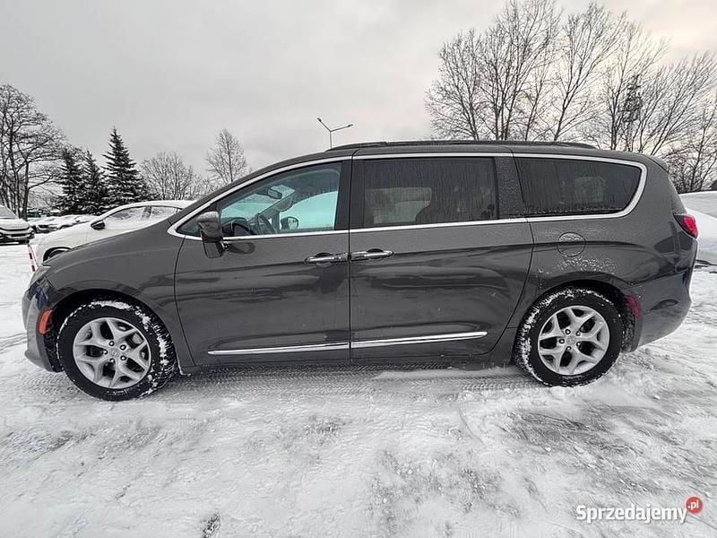 Używany Chrysler Pacifica 2017 Czarny Minivan