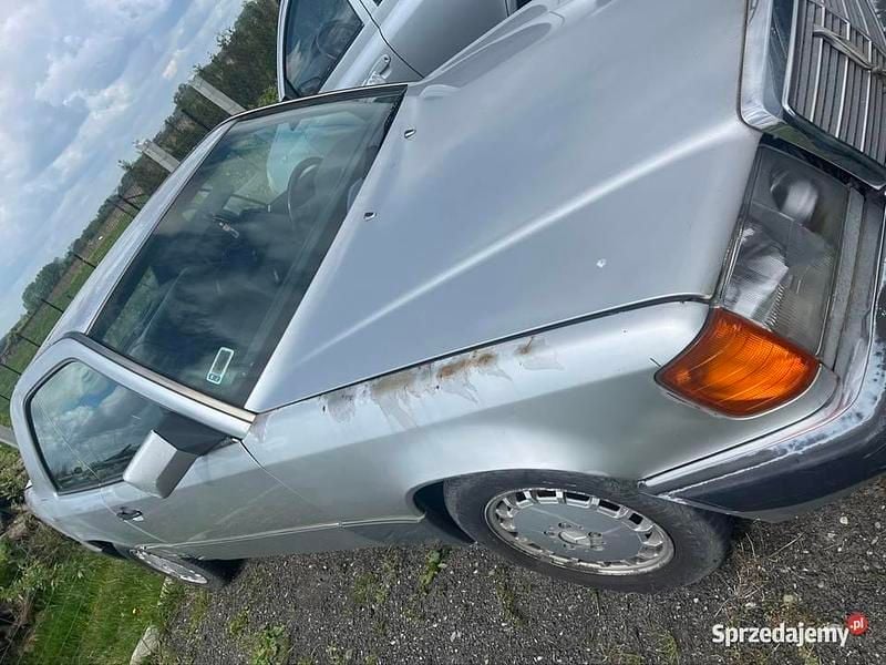Srebrny Używany 1991 Mercedes E300 Coupe | 9999 zł - Obraz 1/4