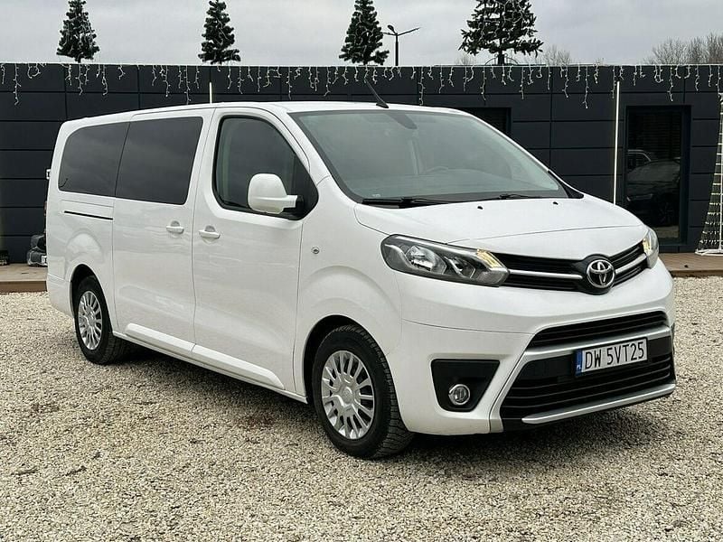 Biały (metalik) Używany 2022 Toyota Proace Verso Business Edition Kombi | 105 900 zł (Uczciwa cena) - Obraz 1/3