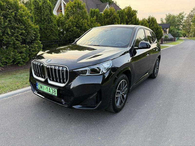 Czarny (metalik, perła) Używany 2023 BMW iX1 M Sport SUV | 180 000 zł - Obraz 1/4