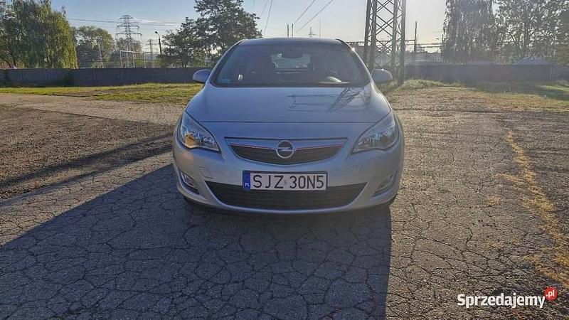 Srebrny Używany 2010 Opel Astra Hatchback | 24 900 zł (Dość drogi) - Obraz 1/4