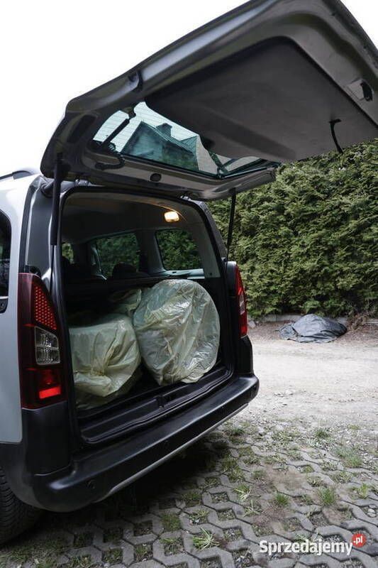 Srebrny Używany 2017 Peugeot Partner Tepee Outdoor Minivan | 39 500 zł - Obraz 1/4