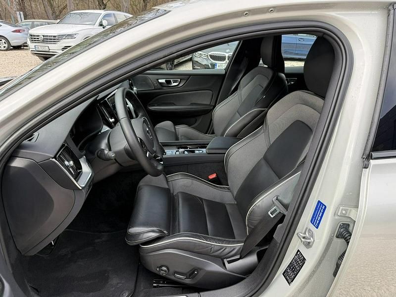 Używany Volvo S60 197 KM (144 kW) 2022 Szary (metalik) Sedan/Limuzyna