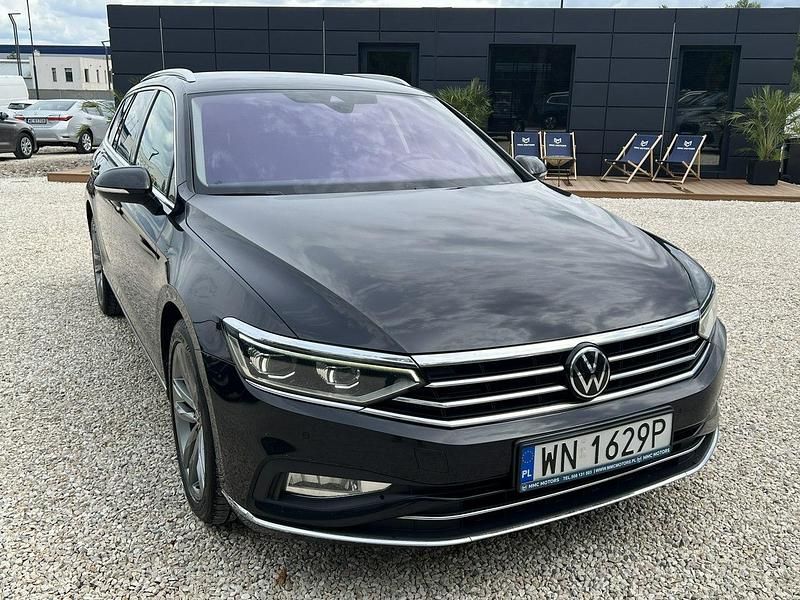 Czarny (metalik) Używany 2021 VW Passat Kombi | 88 900 zł (Dość drogi) - Obraz 1/3