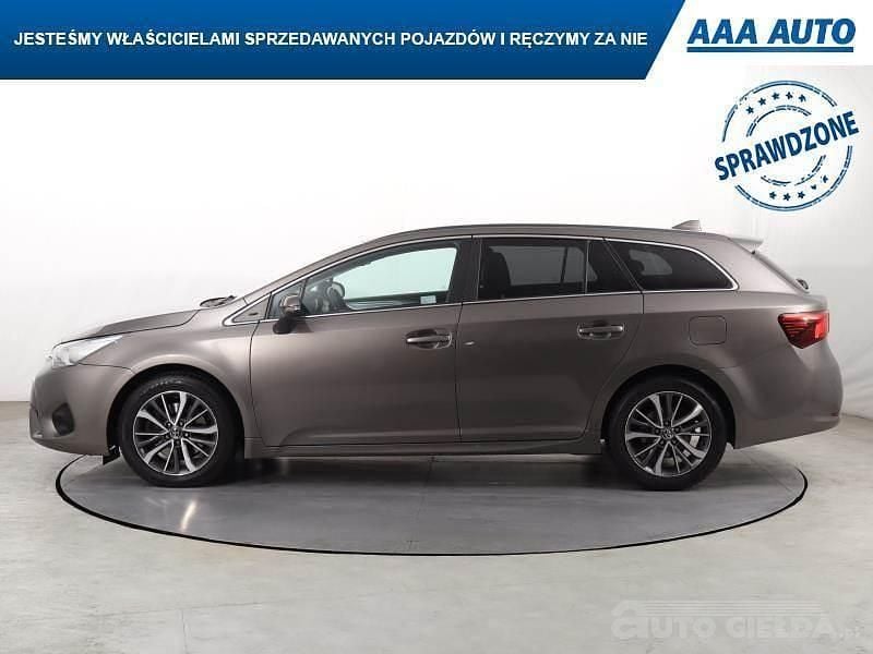 Używany Toyota Avensis 143 KM (105 kW) 2016 Beżowy