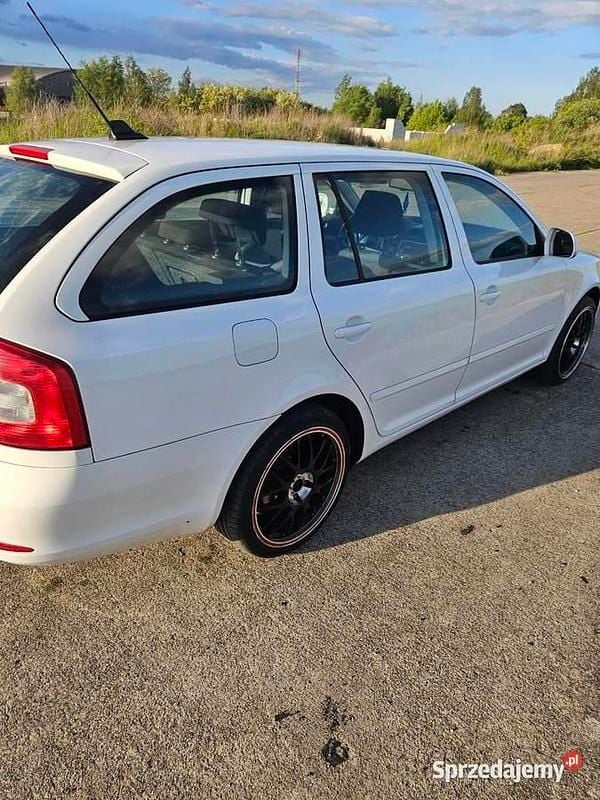 Biały Używany 2009 Skoda Octavia Kombi | 15 500 zł (Uczciwa cena) - Obraz 1/4