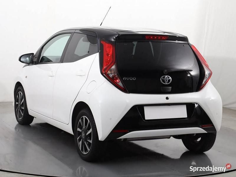 Używany Toyota Aygo 72 KM (52 kW) 2021 Biały Hatchback