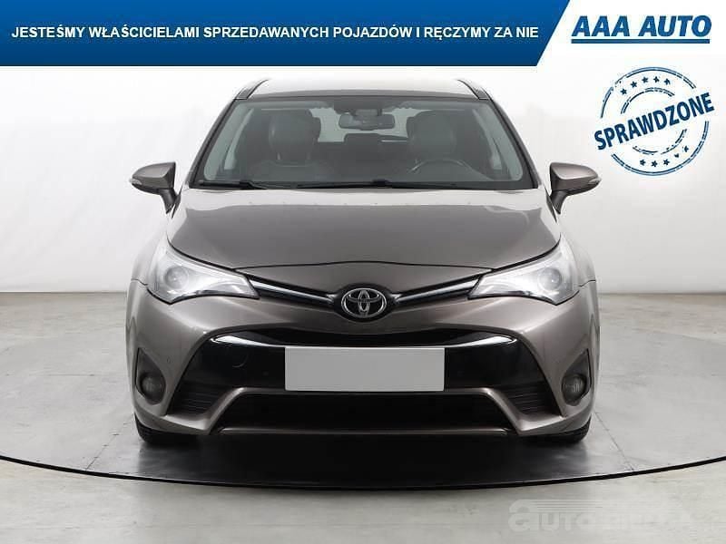 Używany Toyota Avensis 143 KM (105 kW) 2016 Beżowy