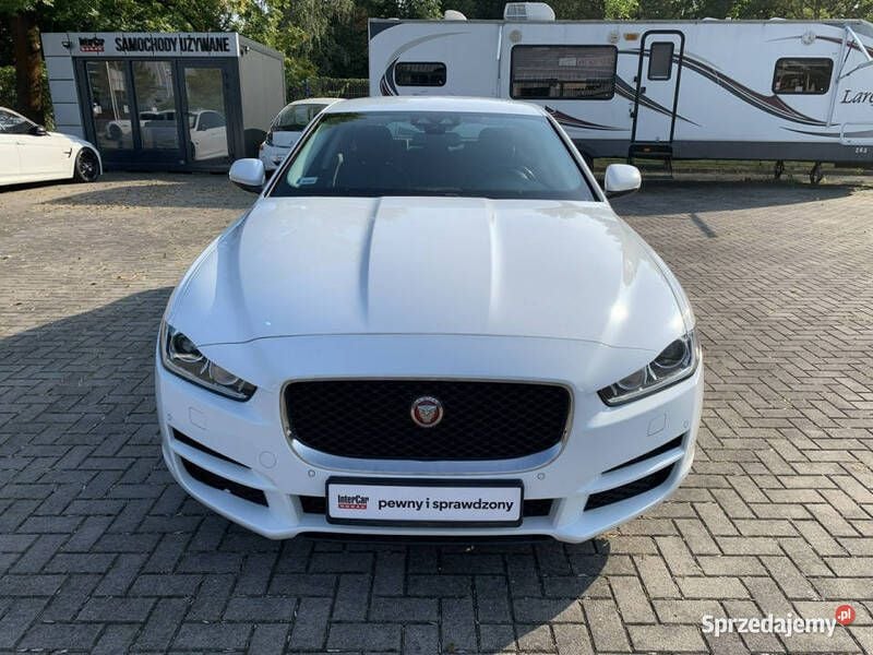 Biały (metalik) Używany 2017 Jaguar XE Sedan/Limuzyna | 79 900 zł (Drogi) - Obraz 1/4