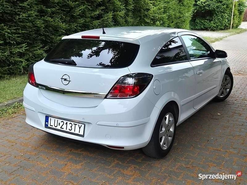 Biały Używany 2008 Opel Astra GTC Coupe | 12 700 zł (Uczciwa cena) - Obraz 1/4