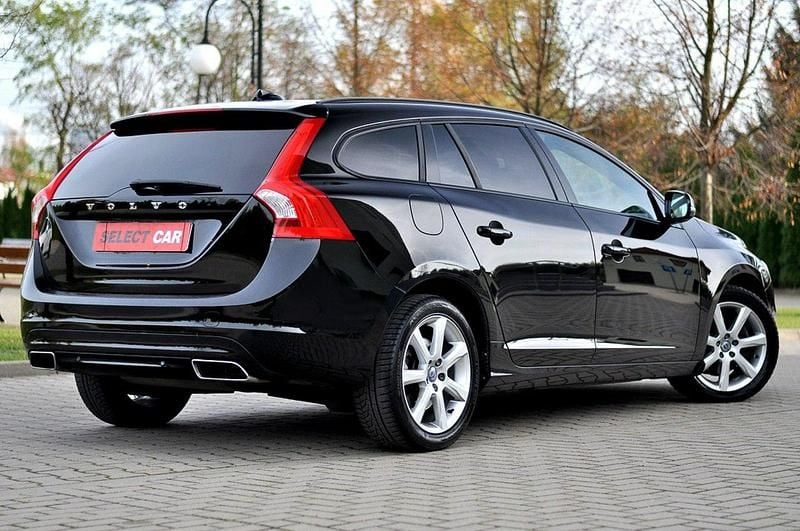 Używany Volvo V60 150 KM (110 kW) 2016 Czarny Kombi