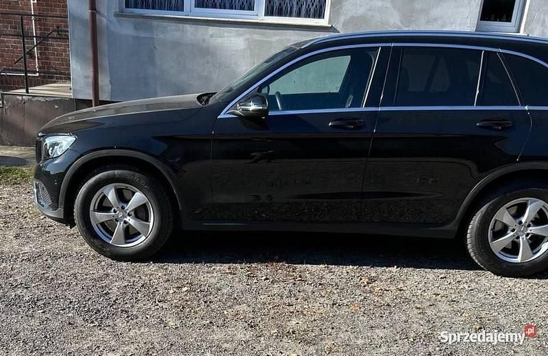 Używany Mercedes GLC250 2017 Czarny Sedan/Limuzyna