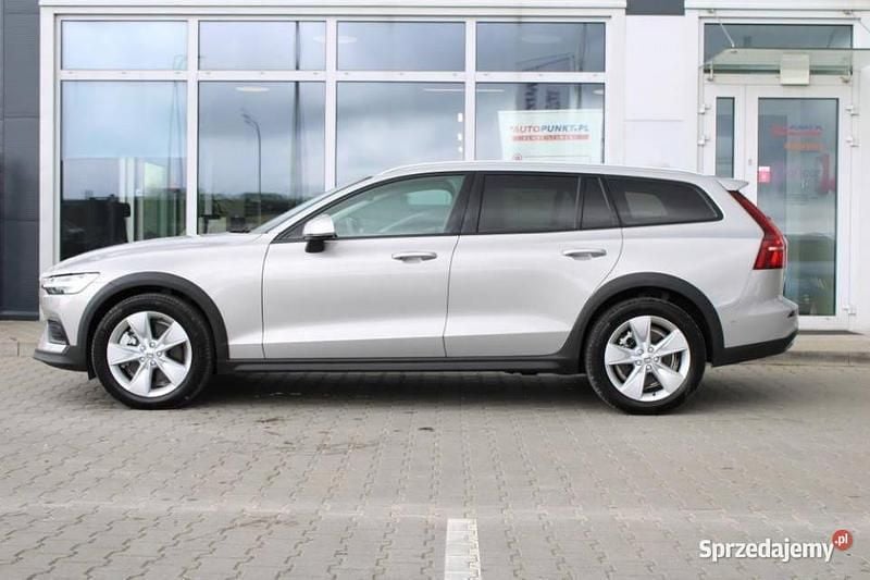Używany 2024 Volvo V60 CC Kombi | 209 900 zł (Uczciwa cena) - Obraz 1/4