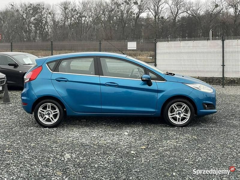 Używany Ford Fiesta 100 KM (73 kW) 2015 Czerwony Hatchback