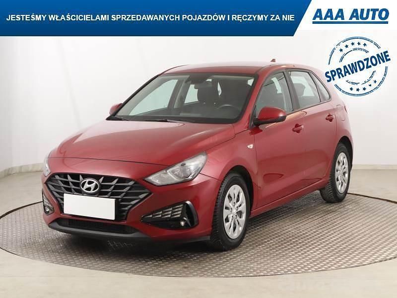Używany Hyundai i30 120 KM (88 kW) 2022 Czerwony