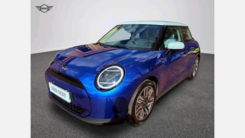 Blazing blue metalizowany Używany 2023 Mini Cooper Hatchback | 127 300 zł - Obraz 1/4