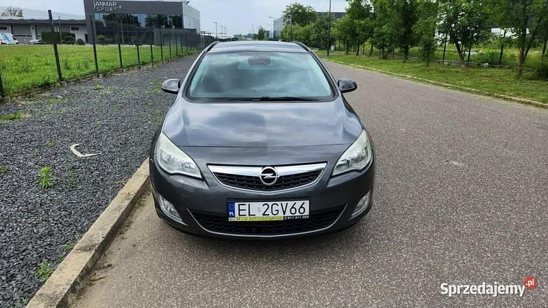 Szary Używany 2011 Opel Astra Kombi | 19 900 zł (Uczciwa cena) - Obraz 1/4