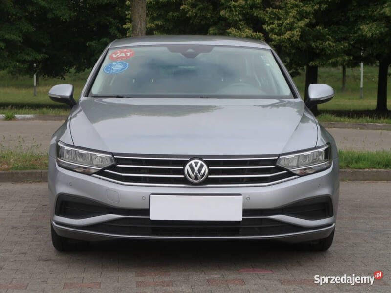 Srebrny Używany 2020 VW Passat Sedan/Limuzyna | 63 999 zł (Dobra cena) - Obraz 1/4