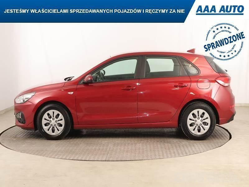 Używany Hyundai i30 120 KM (88 kW) 2022 Czerwony