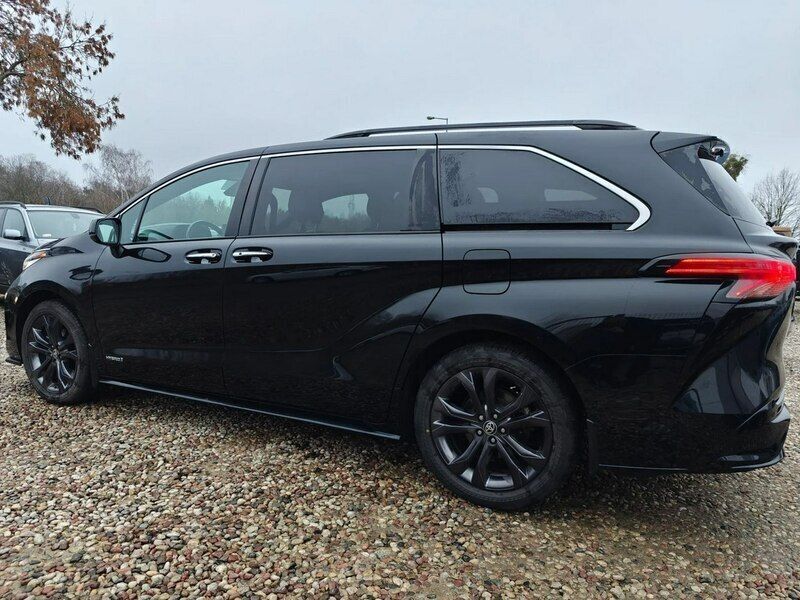 Używany Toyota Sienna 245 KM (180 kW) 2021 Czarny (metalik) Minivan