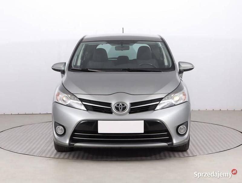 Srebrny Używany 2013 Toyota Verso Minivan | 26 899 zł (Uczciwa cena) - Obraz 1/4