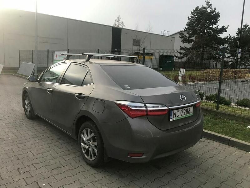 Używany Toyota Corolla 132 KM (97 kW) 2016 Brązowobeżowy Sedan/Limuzyna