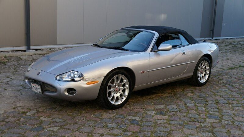 Srebrny (metalik) Używany 2002 Jaguar XK8 Kabriolet | 43 900 zł - Obraz 1/4