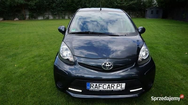 Szary Używany 2012 Toyota Aygo Hatchback | 15 999 zł (Uczciwa cena) - Obraz 1/4
