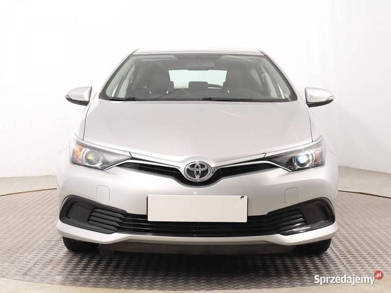Używany Toyota Auris 2015 Srebrny Hatchback