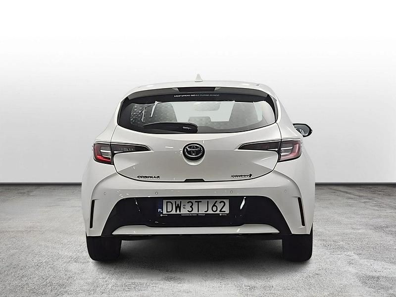 Używany Toyota Corolla Comfort 122 KM (89 kW) 2022 Biały Hatchback