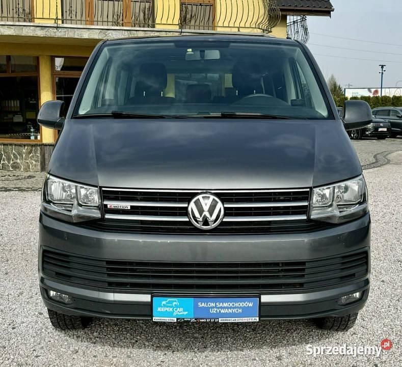 Grafitowy (metalik, perła) Używany 2018 VW Caravelle Minivan | 105 900 zł (Super Cena) - Obraz 1/4