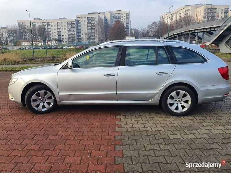 Srebrny Używany 2010 Skoda Superb Kombi | 26 000 zł (Uczciwa cena) - Obraz 1/4