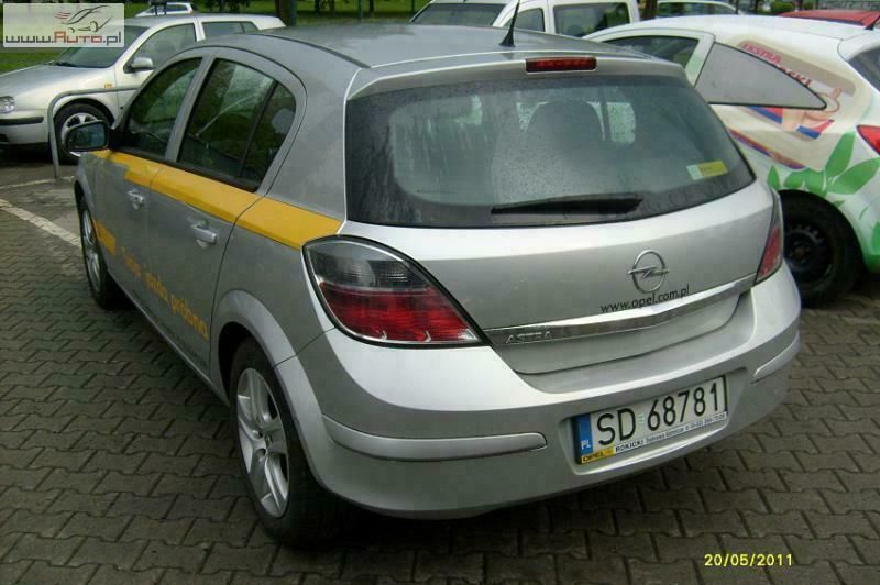 Używany Opel Astra Enjoy 90 KM (66 kW) 2009 Srebrny (metalik) Hatchback