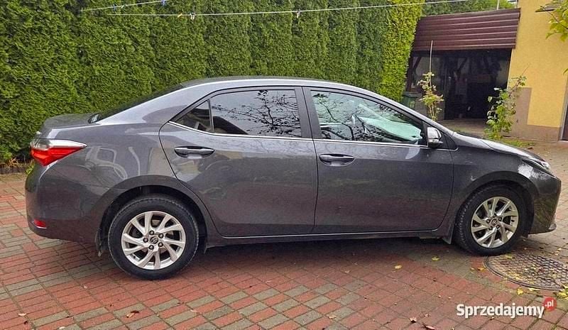 Używany Toyota Corolla 132 KM (97 kW) 2018 Szary Sedan/Limuzyna
