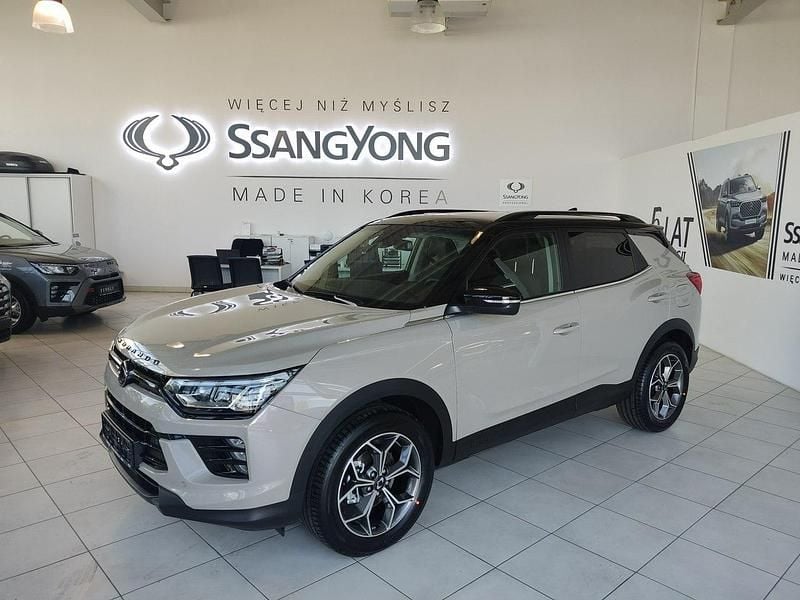 Beżowy (metalik) Nowe 2024 Ssangyong (KGM) Korando SUV | 158 890 zł - Obraz 1/4