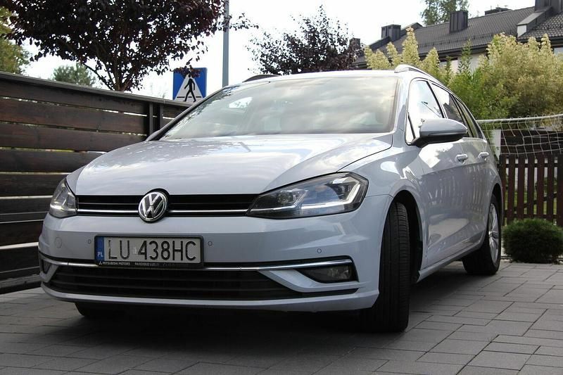 Srebrny Używany 2018 VW Golf VII Kombi | 37 000 zł (Dobra cena) - Obraz 1/4