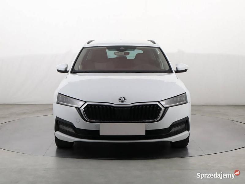 Biały Używany 2021 Skoda Octavia Kombi | 67 999 zł (Uczciwa cena) - Obraz 1/4