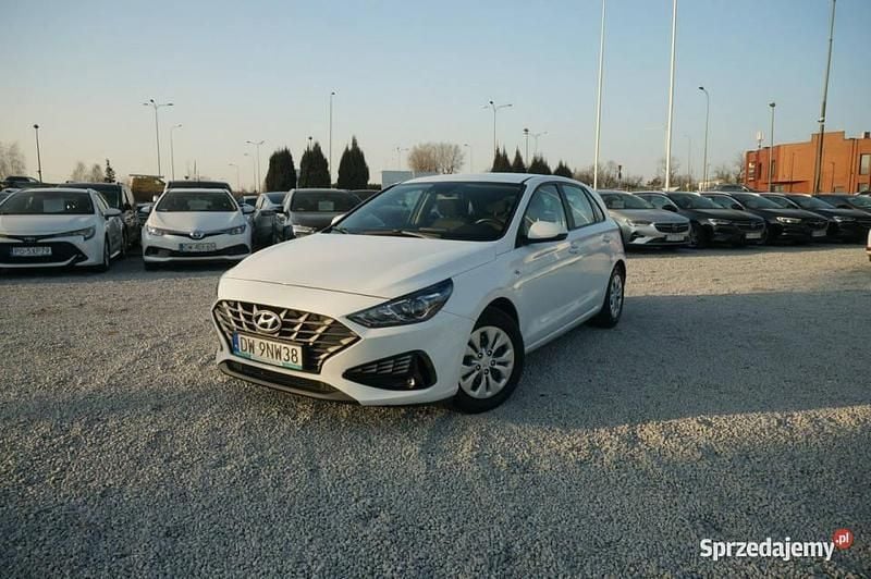 Biały Używany 2021 Hyundai i30 Classic Hatchback | 46 500 zł (Uczciwa cena) - Obraz 1/4