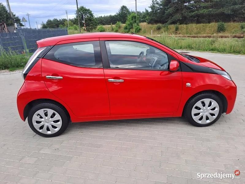 Czerwony Używany 2015 Toyota Aygo Hatchback | 27 900 zł (Uczciwa cena) - Obraz 1/4