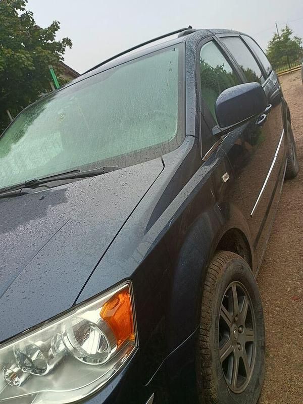 Inny kolor Używany 2008 Chrysler Grand Voyager Minivan | 21 000 zł - Obraz 1/4