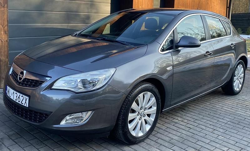 Używany Opel Astra Cosmo 2011 Szary Hatchback