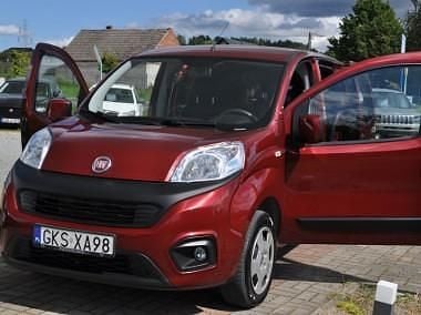 Bordowy Używany 2019 Fiat Qubo Trekking Minivan | 35 900 zł - Obraz 1/4